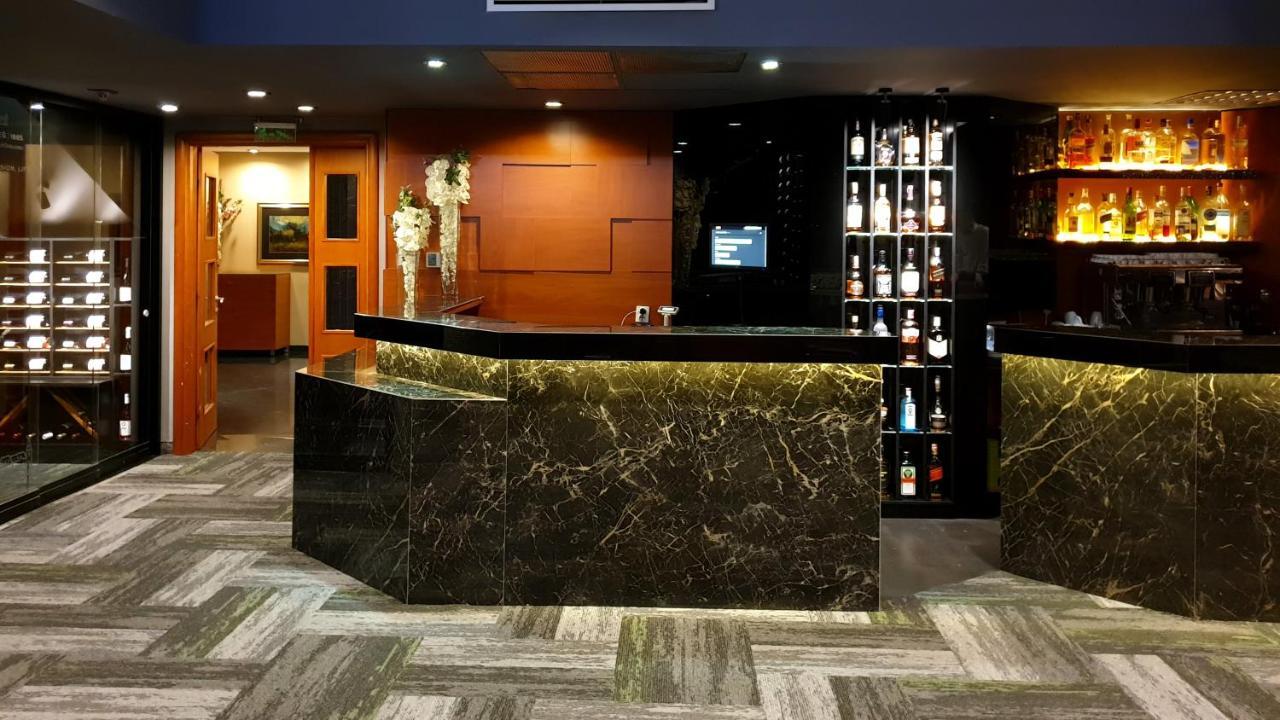 Hotel Arka Скоп'є Екстер'єр фото Reception desk at the hotel