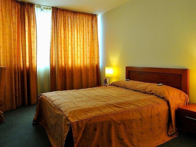 Hotel Arka Скоп'є Екстер'єр фото A bedroom at the hotel